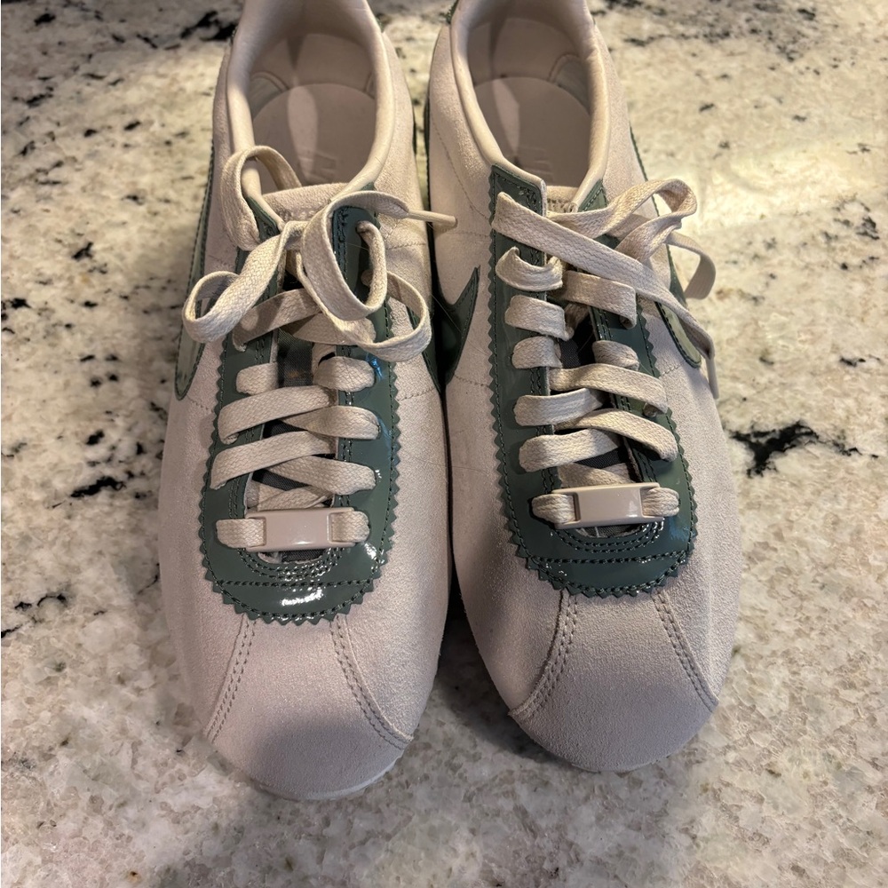 Nike women Cortez suede shoe - Picture 3 of 3